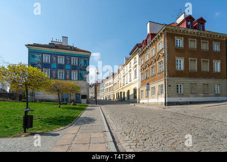 Varsavia, Polonia. Aprile, 2018. La vista panoramica delle tipiche case colorate nella città vecchia Foto Stock