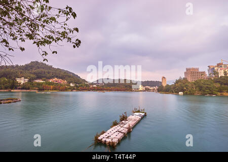 Bel tramonto scenic di sole luna sul lago con le montagne circostanti sono il clou di questo vastissimo lago a Yuchi, Nantou in Taiwan. Foto Stock