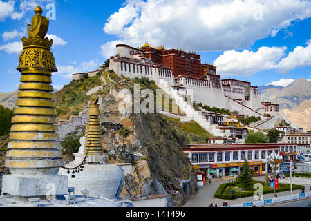 Palazzo del Potala, la residenza originale del Dalai Lama e le più importanti architetture del Buddismo tibetano a Lhasa, in Tibet, Cina Foto Stock
