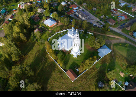 Vista da una grande altezza sul la Trasfigurazione del Salvatore cattedrale in un pomeriggio di settembre (antenna indagine). Sudislavl, Russia Foto Stock