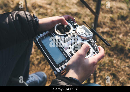 Un uomo gestisce FPV drone in occhiali VR Foto Stock