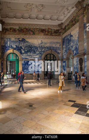 Storica stazione di São Bento a Porto, Portogallo, conosciuta per la sua facciata classica e i pannelli interni di piastrelle azulejo Foto Stock