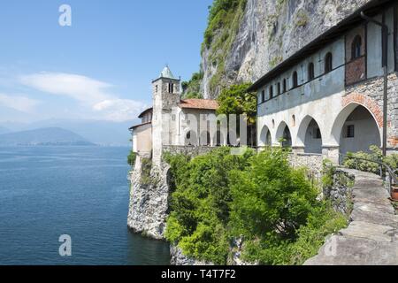 Eremo di Santa Caterina del Sasso, Lago Maggiore, Lombardia, Italia Foto Stock