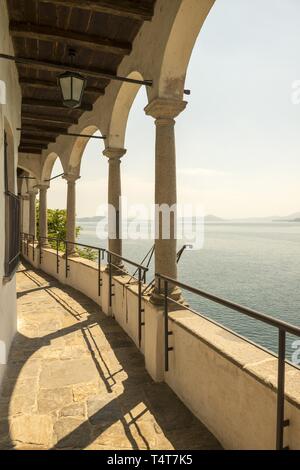 Eremo di Santa Caterina del Sasso e il lago Maggiore a Leggiuno in Lombardia, Italia Foto Stock
