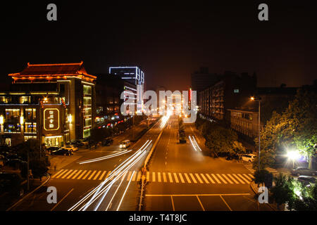 Vista sul traffico di notte con effetti di luci in Xian, Cina Foto Stock