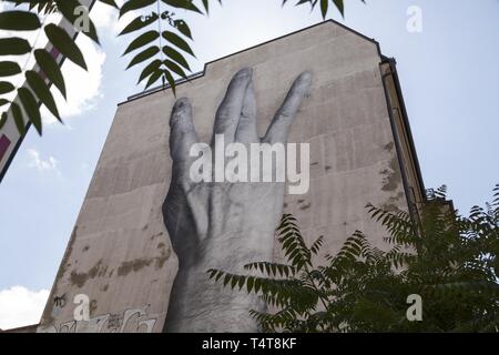 Graffiti sul muro di casa, dita incrociate, centro di Berlino, Germania, Europa Foto Stock