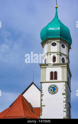 Chiesa parrocchiale di San Giorgio con cupola a cipolla in Wasserburg presso il lago di Costanza, Baviera, Germania, Europa. Foto Stock