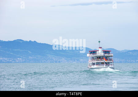 Escursione di un sistema di cottura a vapore si spegne al Lago di Costanza e dal pontile a Wasserburg, Baviera, Germania. Foto Stock