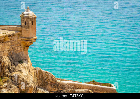 Vista delle mura del castello Belvedere e dal castello di santa barbara in alicante Spagna Foto Stock