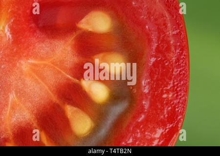 Primo piano di un affettato &#8203;&#8203;(pomodoro Solanum lycopersicum) Foto Stock