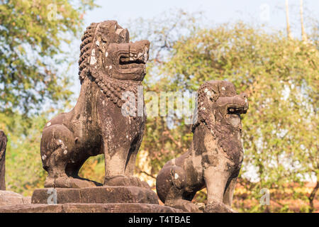 Bakong antico tempio indù vicino a Siem Reap e Angkor Wat area archeologica in Cambogia Foto Stock