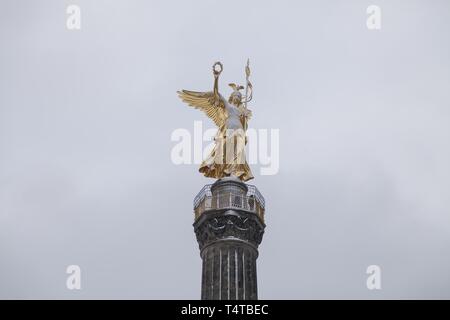 Con coperta di neve Victoria al SiegessÃ¤ule a Berlino, Germania, Europa Foto Stock