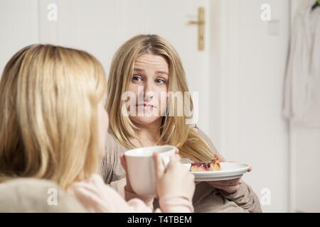 Due donne parlare con caffè e torta Foto Stock