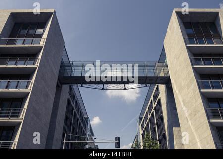 Edifici per uffici collegata con un ponte a Berlino // Welches GebÃ¤ude und wo? Foto Stock