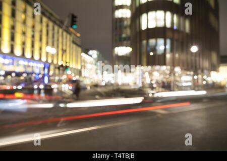 Fari sfocata in serata rush, Friedrichstrasse, Berlino, Germania, Europa Foto Stock