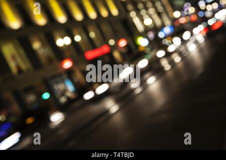 Fari sfocata in serata rush, Friedrichstrasse, Berlino, Germania, Europa Foto Stock