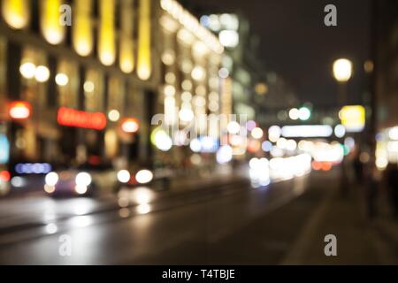 Fari sfocata in serata rush, Berlino, Germania, Europa Foto Stock