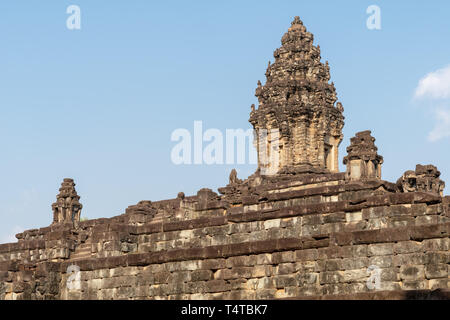 Bakong antico tempio indù vicino a Siem Reap e Angkor Wat area archeologica in Cambogia Foto Stock