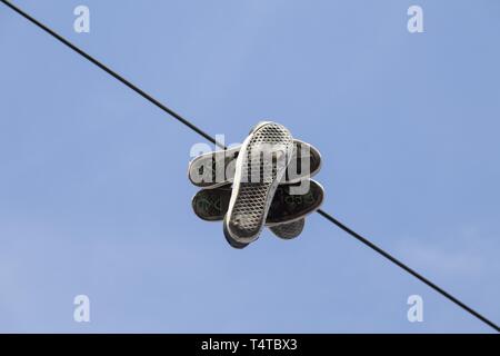 Shoefiti, scarpe appeso a un cavo, Berlino, Germania, Europa Foto Stock