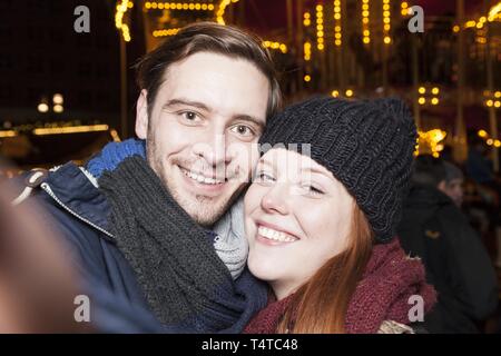 Un giovane su un mercato di Natale, Germania, Europa Foto Stock