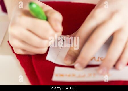 La ragazza (6) artigianato una puntura ago, Kiel, Germania, Europa Foto Stock