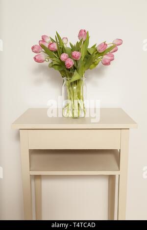 Bouquet di tulipani in vetro su uno sgabello Foto Stock