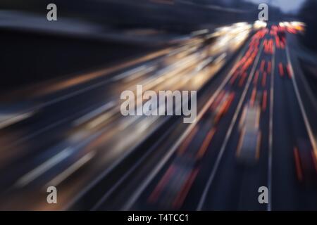 Trasporto, offuscata sentieri di luce di notte Foto Stock