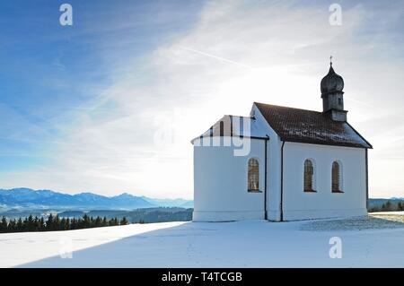 Cappella di San Michele su Kienberg, sopra il lago di Bernbeuren Haslacher im AllgÃ¤u, Svevia, Baviera, Germania, Europa Foto Stock