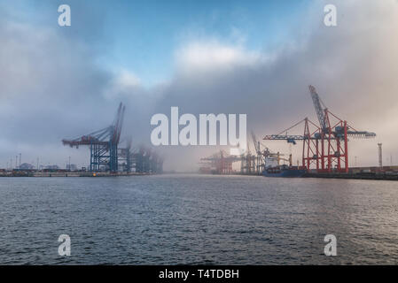 Le nuvole nel contenitore vuoto terminali nel porto di Amburgo Foto Stock