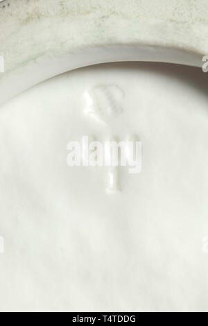 Roland von Bohr - il centrotavola "Autunno" per il Reich, Ministero degli Affari Esteri, un gruppo di figure in bianco, gres porcellanato della manifattura di Nymphenburg. Stile antico ritratto di una gioventù in vendemmia, consegnando alle uve di una ragazza con un bambino in grembo. Stampigliato sulla base del numero di modello '866 - 1', una losanga scudo, e verde underglaze marchio del fabbricante. Piccole parti del vino lascia interrotta o ripristinata, altrimenti ottimamente conservato figura gruppo. Estremamente raro. Altezza ca. 38 cm, lunghezza 36 cm. I quattro pratagoniste 'Spring', 'Summer', 'autunno' e 'invernali', come , Editorial-Use-solo Foto Stock