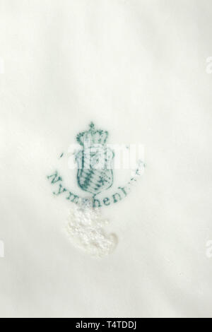 Roland von Bohr - il centrotavola "Autunno" per il Reich, Ministero degli Affari Esteri, un gruppo di figure in bianco, gres porcellanato della manifattura di Nymphenburg. Stile antico ritratto di una gioventù in vendemmia, consegnando alle uve di una ragazza con un bambino in grembo. Stampigliato sulla base del numero di modello '866 - 1', una losanga scudo, e verde underglaze marchio del fabbricante. Piccole parti del vino lascia interrotta o ripristinata, altrimenti ottimamente conservato figura gruppo. Estremamente raro. Altezza ca. 38 cm, lunghezza 36 cm. I quattro pratagoniste 'Spring', 'Summer', 'autunno' e 'invernali', come , Editorial-Use-solo Foto Stock