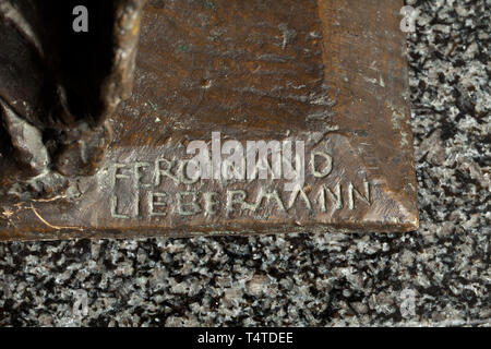 Il prof. Ferdinand Liebermann (1883 - 1941) - una testa in bronzo di Dietrich Eckart, sul lato sinistro la firma dell'artista "Ferdinand Liebermann' e il nome di fonderia "G. Wagner München". Su un danneggiamento di base in marmo con golden iscrizione "ietrich Eckart 1868 - 1923 - Deutschland erwacht'. Altezza 33,5 cm. La base è stata certamente prodotta dopo la Seconda Guerra Mondiale, la testa può essere di una data precedente ma abbiamo notato che il fondatore è finora sconosciute a noi. Ruolo espressivo del poeta combattivo, NSDAP membro fondatore e capo redattore del "Völkischer Beobachter', WH, Editorial-Use-solo Foto Stock