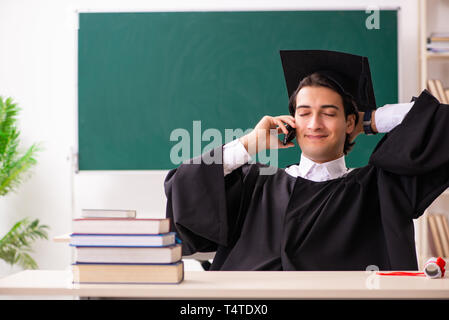 Studente laureato nella parte anteriore della scheda verde Foto Stock