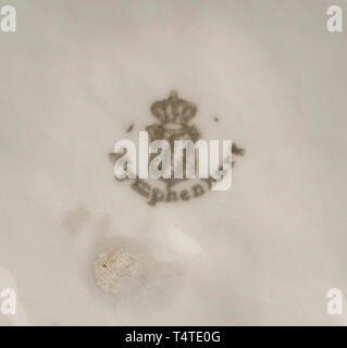 Roland von Bohr (1899 - 1962) - il fulcro 'Summer' per il Reich, Ministero degli Affari Esteri, un gruppo di figure in bianco, gres porcellanato dalla manifattura di Nymphenburg. Stile antica raffigurazione di una gioventù e una ragazza presso la mietitura del grano. Il numero di modello '851 -1' e un diamante a forma di scudo stampigliato sulla base anche di un verde underglaze manufactory mark. Un piede con una crepa, leggermente sbalzato, soprattutto la punta del grano bundle, altrimenti un ottimamente conservati gruppo figurale. Estremamente raro. Altezza circa 32 cm, lunghezza 38 cm. I quattro pratagoniste 'Spring', 'Summer', 'Au, Editorial-Use-solo Foto Stock