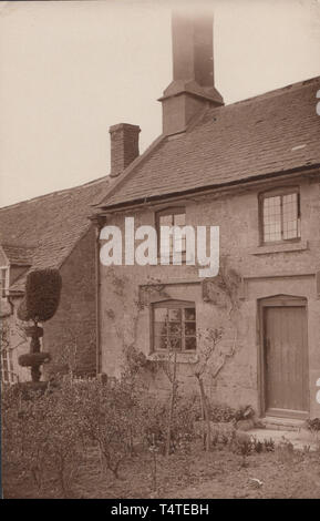 Vintage Cartolina fotografica che mostra una storica casa britannica Foto Stock