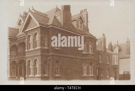 Vintage Cartolina fotografica che mostra un grande storico britannico distaccato edificio. Foto Stock