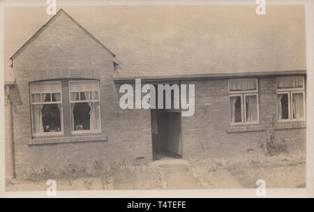 Vintage Cartolina fotografica che mostra una storica British Bungalow Foto Stock