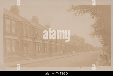 Vintage Cartolina fotografica che mostra un Edwardian British Street scene. Foto Stock