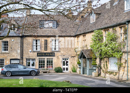 Cotswold casa di pietra e negozio di antiquariato nel mercato di Stow sul Wold, Cotswolds, Gloucestershire, Inghilterra Foto Stock