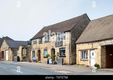 Cotswold edifici di pietra lungo Sheep Street, Stow on the Wold, Cotswolds, Gloucestershire, Inghilterra Foto Stock