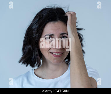 Close up ritratto di triste donna Latina seri e interessati, guardando preoccupata e disgustato. Toccare la sua testa nella disperazione. Con copia spazio. Depressione, Foto Stock