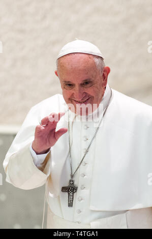 Papa Francesco soddisfa i fedeli nell Aula Paolo VI in Vaticano nel corso di un incontro con la Corte dei conti dei lavoratori. Dotato di: Papa Francesco dove: Città del Vaticano e Santa Sede quando: 18 Mar 2019 Credit: IPA/WENN.com * * disponibile solo per la pubblicazione in UK, USA, Germania, Austria,** Foto Stock