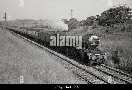 1969, storico sul binario ferroviario, la mitica locomotiva a vapore, il Flying Scotsman", Inghilterra, Regno Unito. Foto Stock