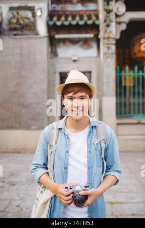 Viaggiatore in Thien Hau Pagoda, dedicato al Mare Cinese dea Mazu , in Cholon, l'area di Chinatown di Saigon Foto Stock