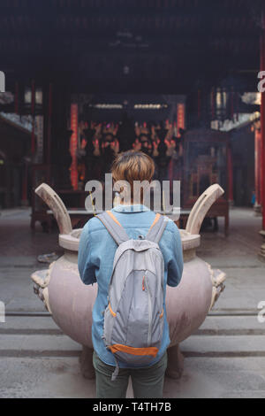 Viaggiatore in Thien Hau Pagoda, dedicato al Mare Cinese dea Mazu , in Cholon, l'area di Chinatown di Saigon Foto Stock