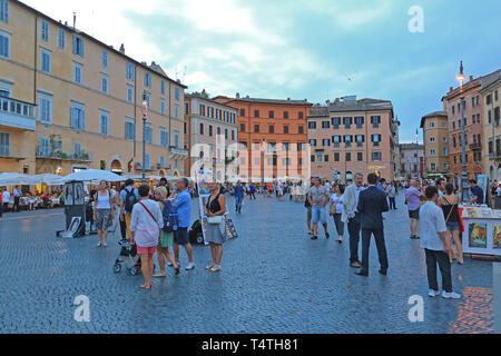 Roma, Italia - 29 Giugno 2014: la gente a piedi a Piazza Navona il crepuscolo della sera a Roma, Italia. Foto Stock