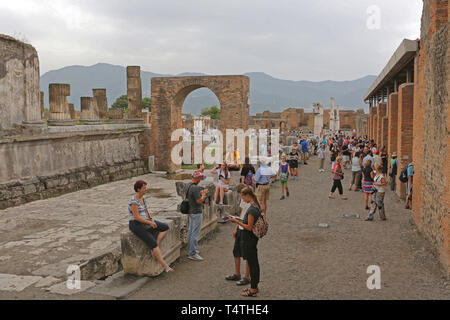 Pompei, Italia - 25 Giugno 2014: Mazzetto di turisti in antico tempio romano rovine World Heritage Site vicino a Napoli, Italia. Foto Stock