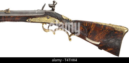 Un tedesco meridionale breve flintlock rifle, circa 1760. Canna ottagonale con alesaggio rigato e leggermente sommersa museruola in 15 mm di calibro, a coda di rondine in ottone vista anteriore e un finemente inciso in ottone vista posteriore con un ferro da stiro pieghevole vista posteriore. Intarsi in argento sulla parte superiore del barile (parzialmente mancante) nonché un argento-firma intarsiato 'C'E' ANEIS (eventualmente "Christoph Enzinger un Neistadt'). Flintlock liscio. Splendidamente e granito scolpito stock completo realizzato dal thuja root in legno dorato con raccordi in ottone in rilievo elaborati. La patch-scatola con coperchio sostituito, bon, Additional-Rights-Clearance-Info-Not-Available Foto Stock