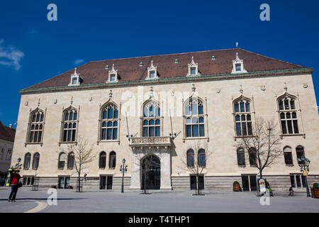 BUDAPEST, UNGHERIA - Aprile 2018: ministero delle Finanze a Buda Castle District in uno splendido inizio giornata di primavera Foto Stock