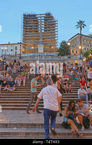 Roma, Italia - 29 Giugno 2014: Scalinata affollate di turisti al crepuscolo in Roma, Italia. Foto Stock